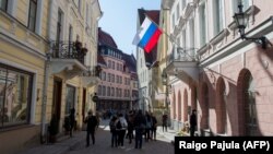 The Russian flag flutters in front of the Russian Embassy in Tallinn. Since Russia's invasion of Ukraine, Estonia has expelled three Russian diplomats. (file photo)