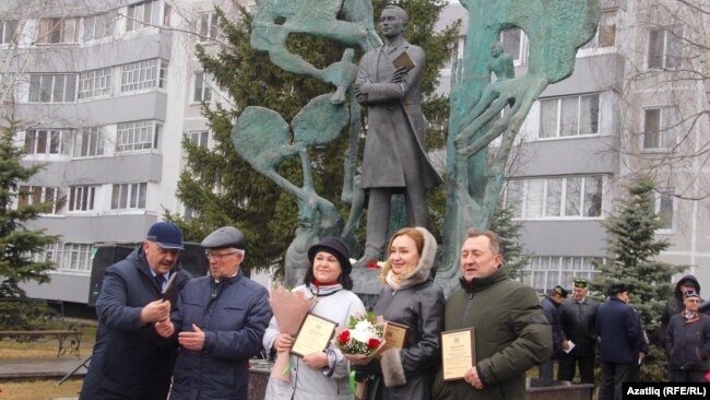 Рамил Хәлимов (с) җиңүчеләр белән: Рубис Зарипов, Саҗидә Сираҗиева, Ольга Кузмичева һәм театр мөдире Рашат Фәйзрахман