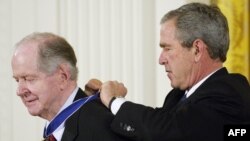 АҚШ президенті Джордж Буш (сол жақта) тарихшы Роберт Конквестке президенттік Азаттық медалін тағып тұр. Қараша, 2005 жыл.
