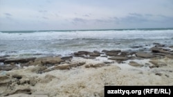 Aktau kenarýakasyndan Hazar deňziniň görnüşi. 2026-njy ýylyň 15-nji apreli