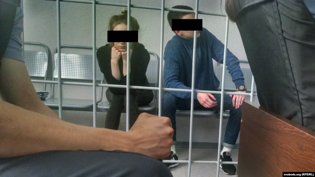 «Хай сьвіньні жаруць!». У Гомлі школьніцы і яе сябру пагражае да 15 гадоў калёніі за наркотыкі.