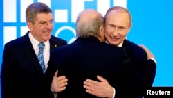 Президент Росії Володимир Путін (праворуч) та керівник ФІФА Зепп Блаттер (посередині). Сочі, лютий 2014 року