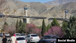 پلی در دست احداث در کرج که هدف حملۀ آمریکا قرار گرفت