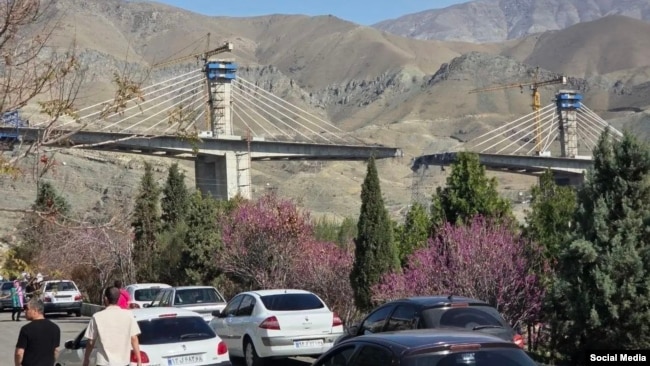 پلی در دست احداث در کرج که هدف حملۀ آمریکا قرار گرفت