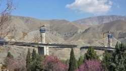 خسارت وارد آمده به پل «بی۱» در کرج بعد از نخستین حمله هوایی، ۱۳ فروردین