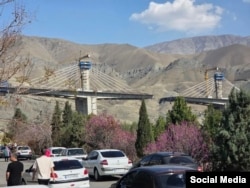 Fotografija podijeljena na društvenim mrežama prikazuje vidljiva oštećenja mosta.