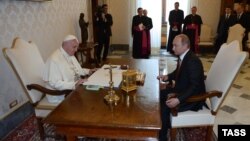 Зустріч папи Римського Франциска (л) і президента Росії Володимира Путіна (п) у 2015 році