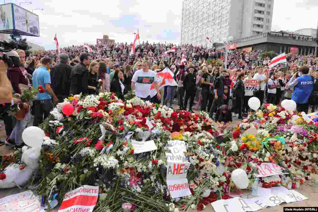 На місці прощання громадськості з Олександром Тарайковським вивісили біло-червоно-білий прапор Білорусі довжиною в понад 3 метри на крамниці неподалік готелю &laquo;Орбіта&raquo; в Мінську. Приходять тисячі людей. Одні приходять, інші відходять. Вони кладуть квіти. Прийшли також білоруський співак Макс Корж та телеведучий Юрій Жигамонт