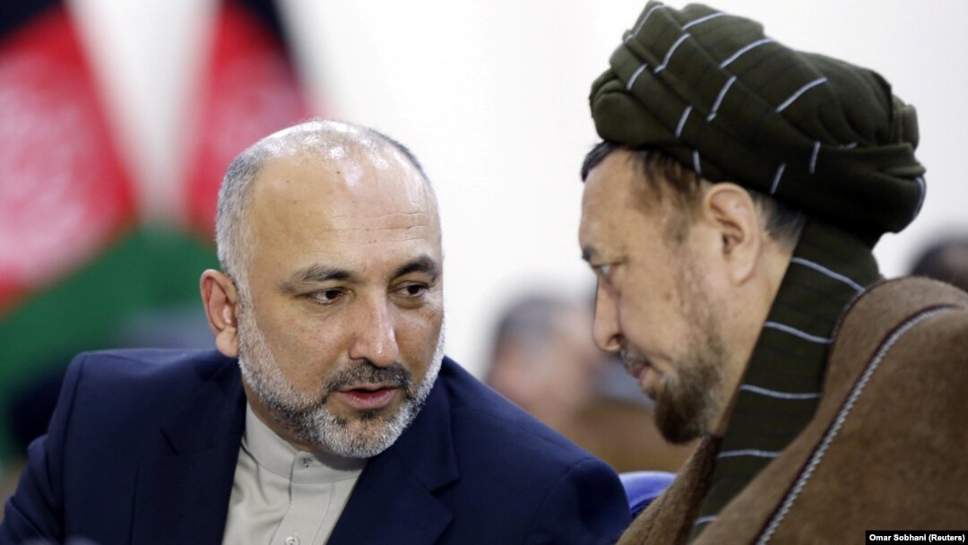 حنیف اتمر (چپ) مشاور پیشین امنیتی اشرف غنی، که از نامزدهای بالقوه ریاست جمهوری است، از چهره‌های سرشناس حاضر در نشست مسکو است.