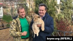 Микола Платошкін (праворуч) з левеням в парку левів «Тайган»
