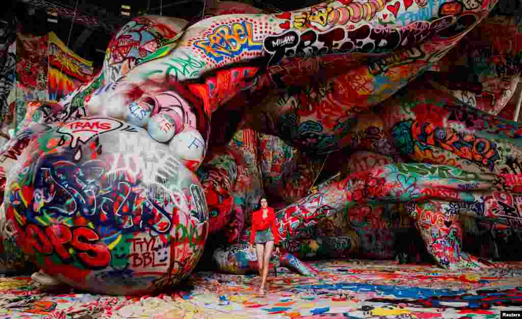 Model predstavlja kreaciju na Sedmici mode u Milanu, Italija, 26. februara.