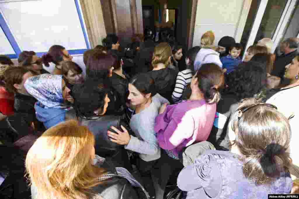 10 saylı Binəqədi III seçki dairəsinin 8 saylı seçki məntəqəsindən çıxan bu boz paltarlı qadın dərhal 7 saylı məntəqəyə yollanır.