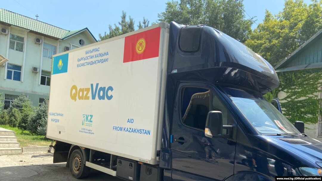 Казакстандан Кыргызстанга 25 миң доза QazVac вакцинасы келди.