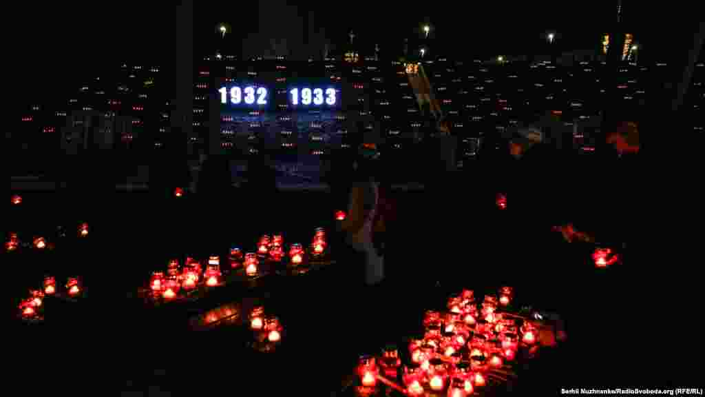 Щороку в останню суботу листопада українці запалюють свічки, щоб згадати мільйони загиблих від Голодомору, влаштованого сталінським режимом проти українського селянства 