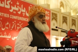 Pakisztán, 2017. szeptember 14.: Maulana Fazlur Rahmán, a Dzsamát Ulema-e Iszlám vezetője beszédet mond az Iszlámábádban tartott konferencián a Szövetségi Irányítású Törzsi Területek reformjairól