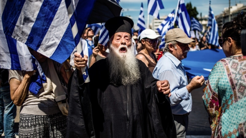 Грчките попови веќе нема да добиваат плата од буџетот