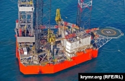 Самоподъемная буровая установка «Петр Годованец», принадлежащая ГАО «Черноморнефтегаз» на шельфе Черного моря, одна из двух так называемых «вышек Бойко», 2012 год.
