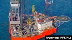 Самоподъемная буровая установка «Петр Годованец», принадлежащая ГАО «Черноморнефтегаз» на шельфе Черного моря