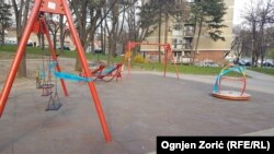 Zatvoreno dečije igralište u parku 