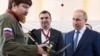 Володимир Ткачук, співзасновник Уралдронзаводу, демонструє безпілотник очільнику Росії Володимиру Путіну на виробничому майданчику Центру спеціальних технологій у Санкт-Петербурзі, Росія, 19 вересня 2024 року