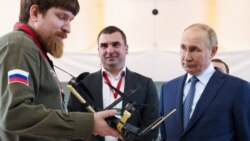 Володимир Ткачук, співзасновник Уралдронзаводу, демонструє безпілотник очільнику Росії Володимиру Путіну на виробничому майданчику Центру спеціальних технологій у Санкт-Петербурзі, Росія, 19 вересня 2024 року