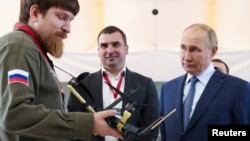 Володимир Ткачук, співзасновник Уралдронзаводу, демонструє безпілотник очільнику Росії Володимиру Путіну на виробничому майданчику Центру спеціальних технологій у Санкт-Петербурзі, Росія, 19 вересня 2024 року