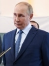 Володимир Ткачук, співзасновник Уралдронзаводу, демонструє безпілотник очільнику Росії Володимиру Путіну на виробничому майданчику Центру спеціальних технологій у Санкт-Петербурзі, Росія, 19 вересня 2024 року