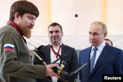 Співзасновник «Уралдронзаводу» Володимир Ткачук демонструє безпілотник президенту Росії Володимиру Путіну на підприємстві компанії «Спеціальний технологічний центр» у Санкт-Петербурзі, 19 вересня 2024 року