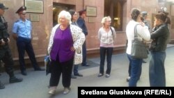 Наразы тұрғындары президент әкімшілігінің жетекшісі Нұрлан Нығматулинмен кездесуге бара жатыр. Астана, 1 тамыз 2014 жыл.