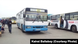 «Алтын Орда» базары жанындағы автобус тұрағы. Алматы облысы, 17 сәуір 2013 жыл.