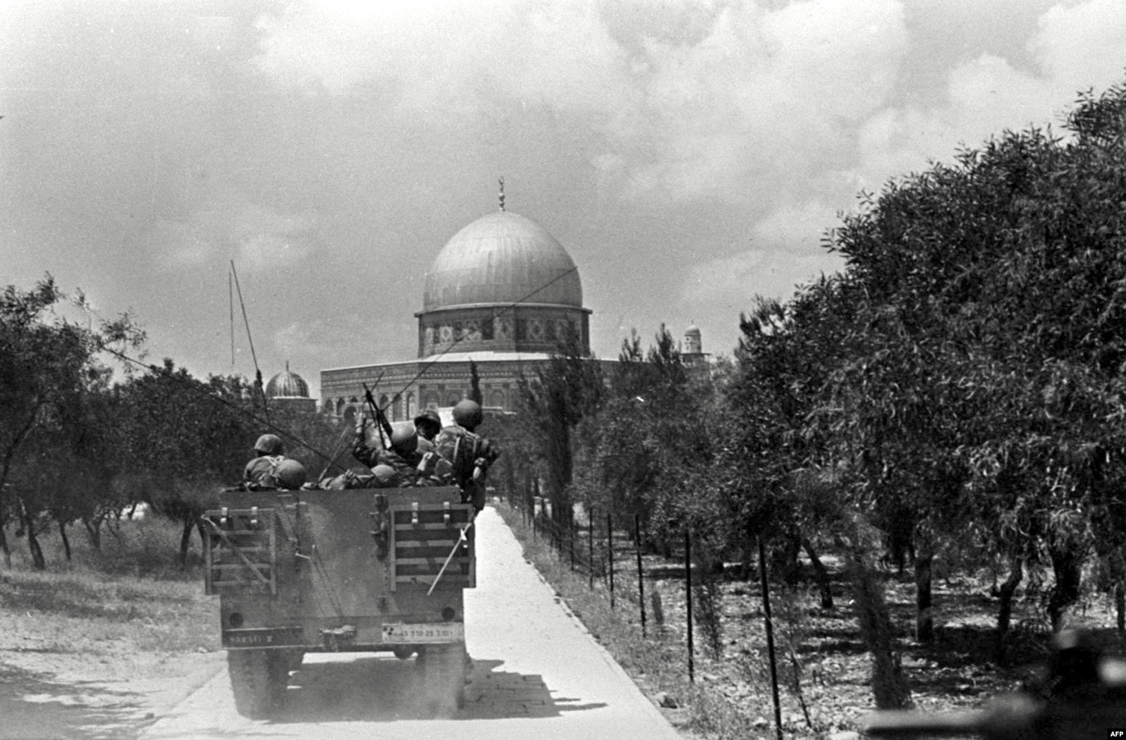 Izraelsko vojno vozilo kreće se prema džamiji Al-Aksa i Kupoli na stijeni, 1967.