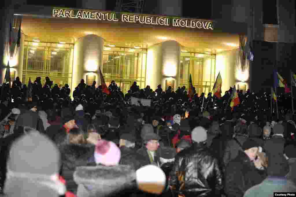 Proteste în exteriorul Parlamentului organizate de Platforma Civică &bdquo;Demnitate și Adevăr&rdquo;, Partidul Socialist și formațiunea lui Renato Usatîi (foto: Constantin Grigoriță)