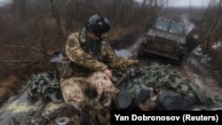 Украински военeн върху бойна машина близо до град Бахмут, 25 февруари 2023 г. 
