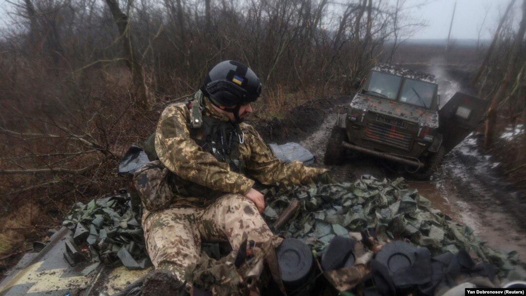 Un soldat al forțelor ucrainene pe un vehicul al infanteriei în apropierea orașului Bahmut