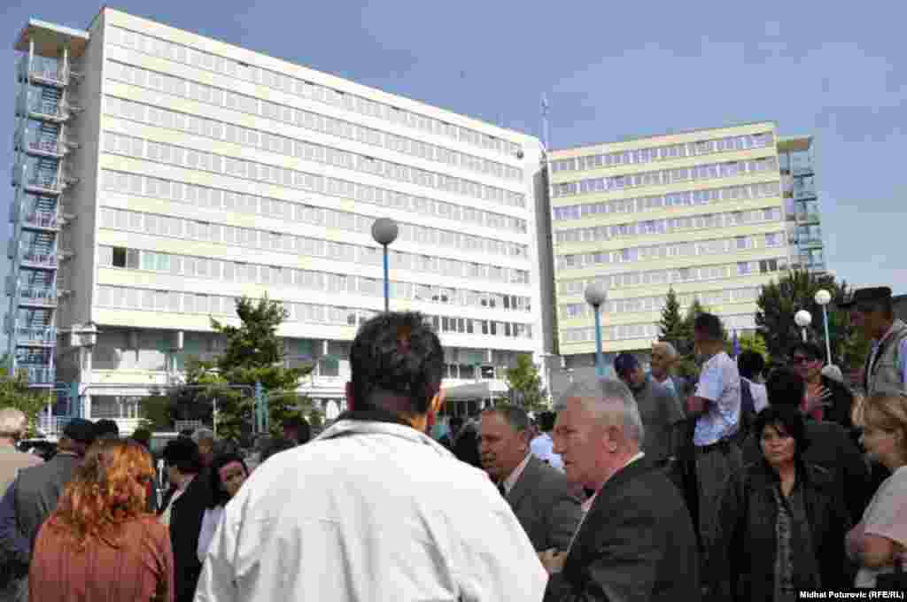 Mirni protesti ispred zgrade UN zbog najavljenog skraćivanja optužnice bivšem lideru bosanskih Srba Radovanu Karadžiću, 16. septemar 2009. Foto: Midhat Poturović