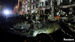 ისრაელის სამაშველო ძალები ირანის ჭურვის ჩამოვარდნის ადგილას თელ-ავივში. 1 მარტი, 2026 წელი 