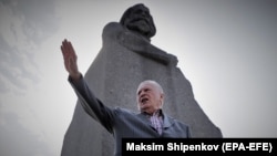 Vladimir Zhirinovsky meets with people next to a Karl Marx monument in Moscow in August 2021.