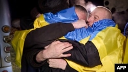 Ova fotografija u prilogu koju je snimila i objavila pres služba ukrajinskog predsjednika 3. januara 2024. prikazuje ukrajinske vojnike oslobođene tokom razmjene ratnih zarobljenika s Rusijom.