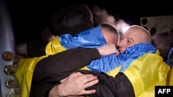 Një ushtar ukrainas, që ishte zënë rob nga Rusia, përqafohet me familjarë pas lirimit të tij. 3 janar 2024. 