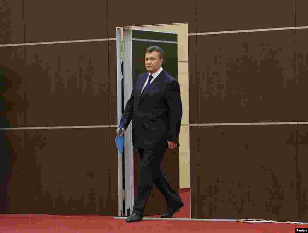 11 наурызда Украинаның биліктен кетірілген президенті Виктор Янукович Ресейдің Дондағы Ростов қаласында осымен екінші рет журналистер алдына шығып, мәлімдеме жасады. Ол Украинада "билікті Киевте ғана емес, жер-жерде де басып алған әсіре ұлтшылдар мен фашистердің бандасы әрекет етіп жатқанын" айтты. Янукович өзінің Украинаның "заңды жолмен сайланған президенті және Украина қарулы күштерінің бас қолбасшысы" екенін мәлімдеп, "Киевке міндетті түрде оралатынын" ескертті. Украина билігі Януковичті "Киевтегі наразылық акциялары кезінде қасақана кісі өлімін ұйымдастырды және елдің конституциялық құрылымын құлатуға шақырды" деп айыптайды.