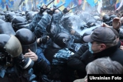 «Беркут» зупиняє мітингувальників за євроінтеграцію на Європейській площі в Києві рушили до будівлі Кабінету Міністрів (Євромайдан), Київ, 24 листопада 2013 року