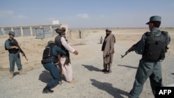 Ауған әскері күдікті "Талибан" мүшелерін тексеріп жатыр. Газни уәлаяты, 14 тамыз 2013 жыл. Көрнекі сурет