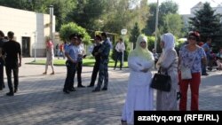 Алматыда мешіт жанында тұрған мұсылманша киінген әйелдер мен полиция қызметкерлері (Көрнекі сурет). 