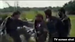 Snimka prebijanja zarobljenog srpskog vojnika