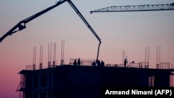 Disa punëtorë duke punuar në ndërtimin e një banese në Prishtinë. Fotografi nga arkivi.