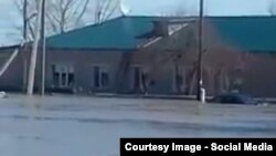 Ғабит Мүсірепов ауданының Рузаев ауылындағы су басқан үй. Солтүстік Қазақстан облысы, 16 сәуір 2017 жыл. (Әлеуметтік желіде жарияланған видеодан скриншот).