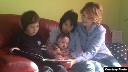 Әкесі мен баласының қызды сиқыған порно видеосы