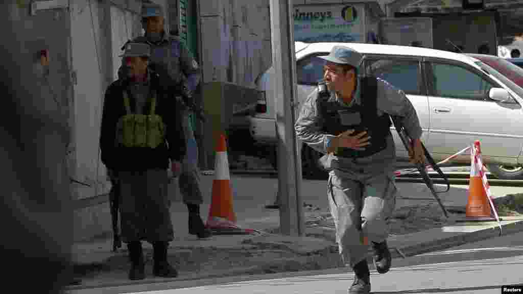 Afghan police take up positions during the fighting in Kabul. (REUTERS/Omar Sobhani)