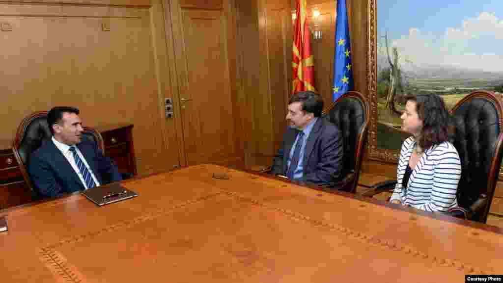 МАКЕДОНИЈА - Високиот американски дипломат Метју Палмер од американскиот Стејт департмент е во посета на Македонија за да ја истакне поддршката на САД за Договорот за името и евроатлантската интеграција на Македонија. Тој се сретна со македонскиот државен врв. Според Кабинетот на претседателот на државата, претседателот Ѓорѓр Иванов му рекол на високиот гостин дека тој не го признава Договорот со Грција бидејќи е неуставен.