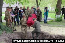 Нацгвардейцы перезахоронили останки воинов Второй мировой войны в селе Маяки под Славянском, 8 мая 2018 года